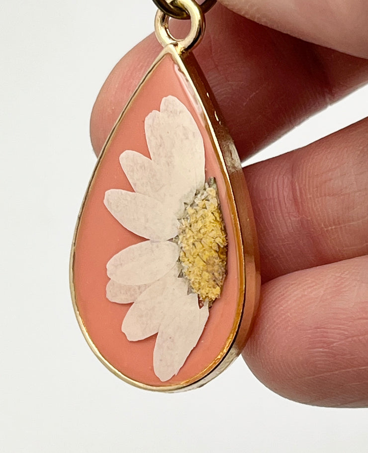 Real Flowers in Resin Pendant - Daisy over Mauve • Gold Frame