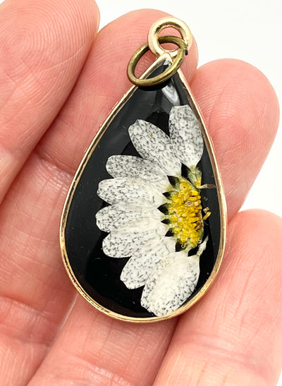 Real Flowers in Resin Pendant - White Daisy 🤍💛 over Black 🖤, Gold Frame