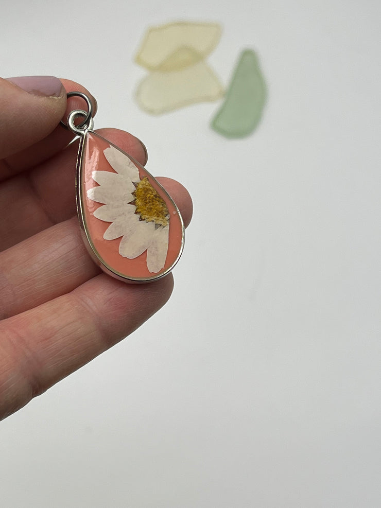 Real Flowers in Resin Pendant - Daisy over Mauve • Silver Frame