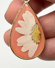 Real Flowers in Resin Pendant - Daisy over Mauve • Gold Frame