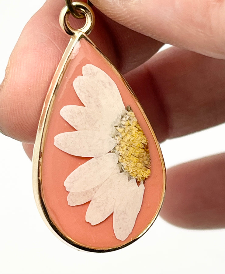 Real Flowers in Resin Pendant - Daisy over Mauve • Gold Frame