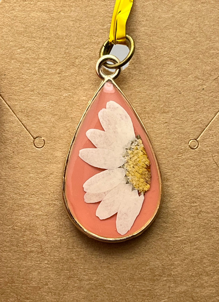 Real Flowers in Resin Pendant - Daisy over Mauve • Gold Frame