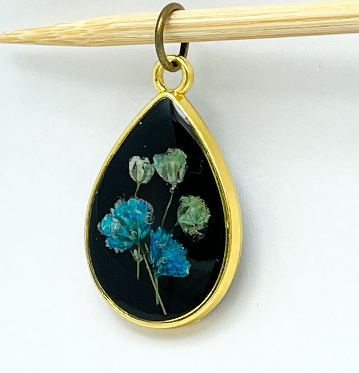 Real Flowers in Resin Pendant - 💙Flower over Black Resin • Gold Frame